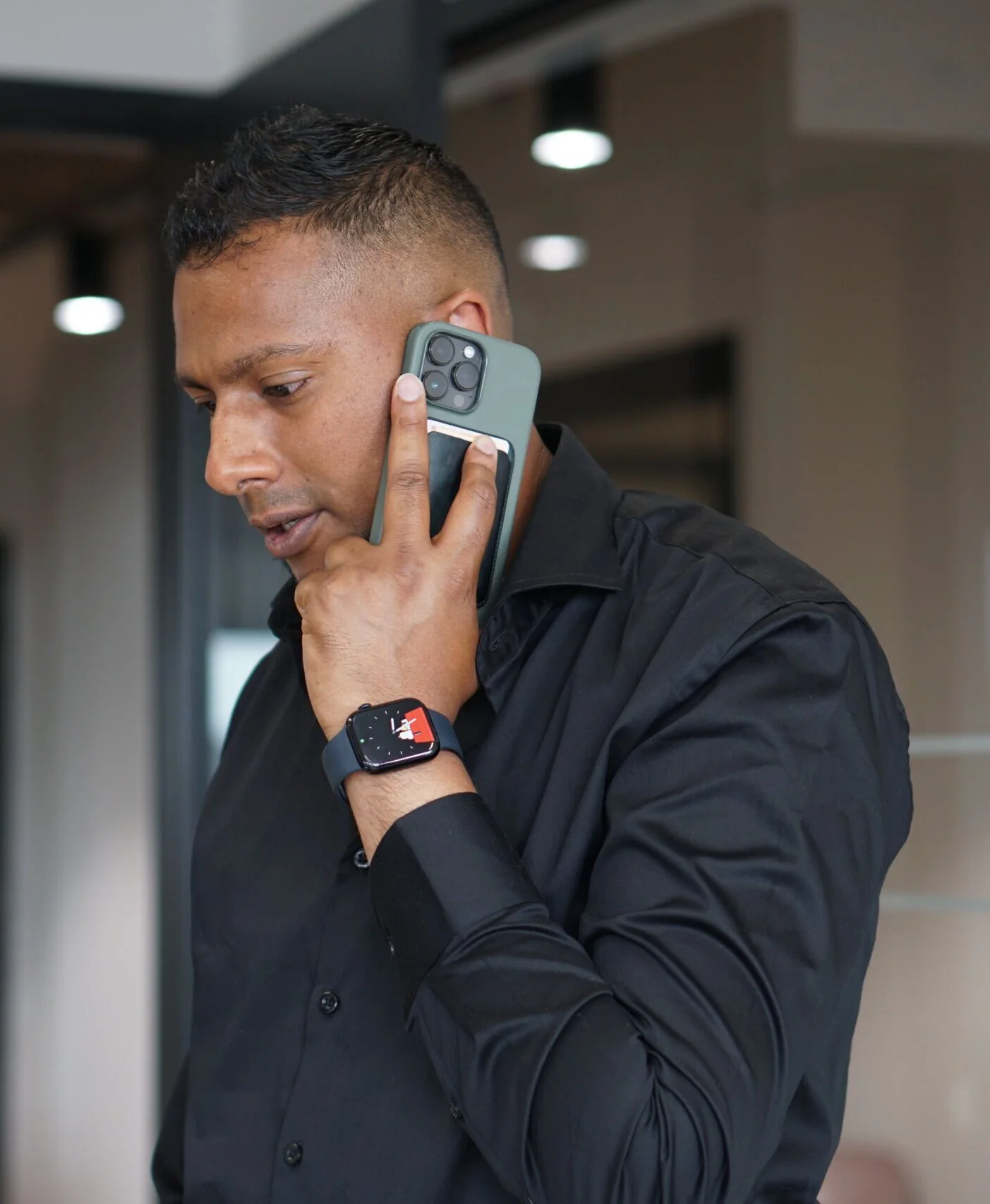 Collega van 1UP Talent aan de telefoon